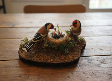 Centro de Mesa Pareja de Jilgueros con Nido